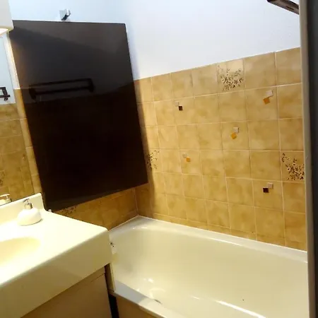 Studio A Six Fours Les Plages A 50 M De La Plage Avec Vue Sur La Mer Et Piscine Partagee *